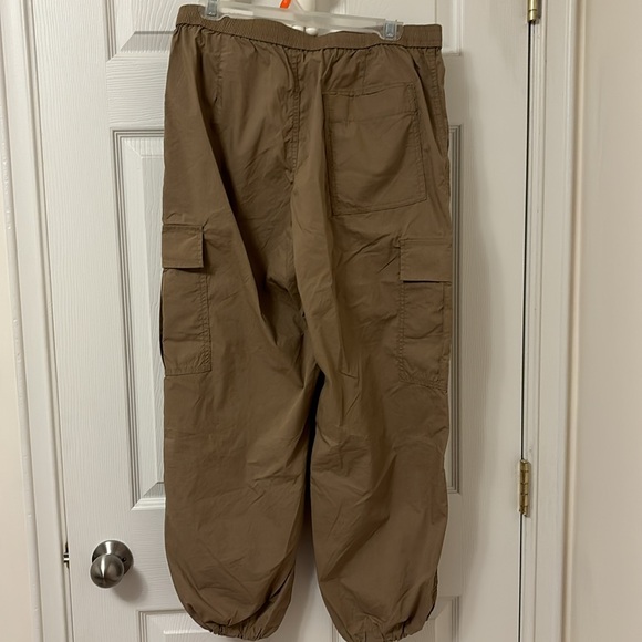 Uniqlo Easy Cargo Pants - Picture 2 of 3